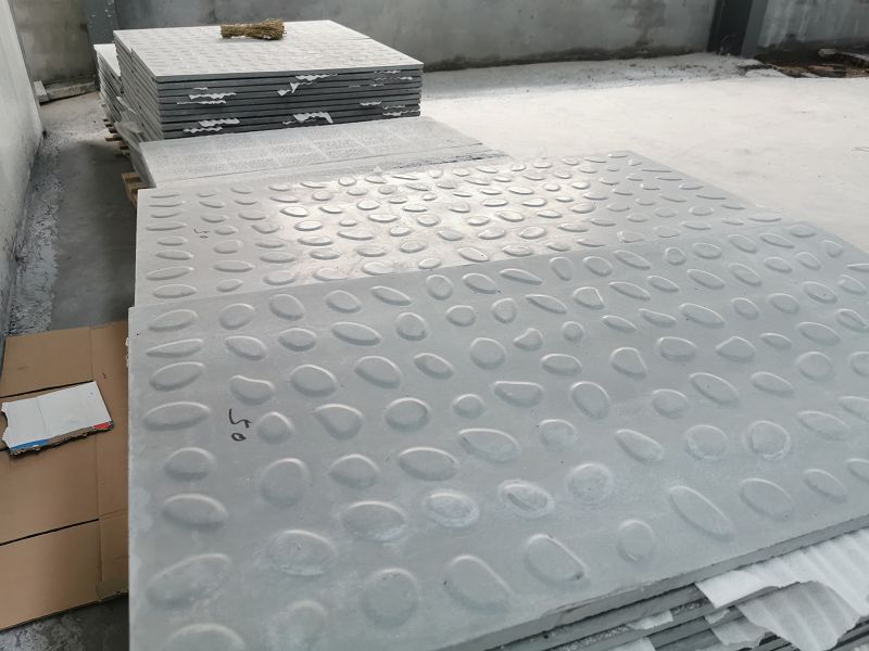 所有的高鐵都有護(hù)欄嗎？